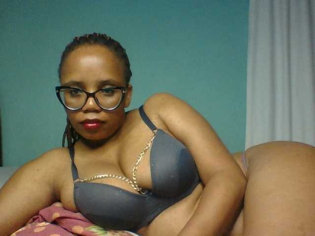 Prettyzari live cam on BongaCams