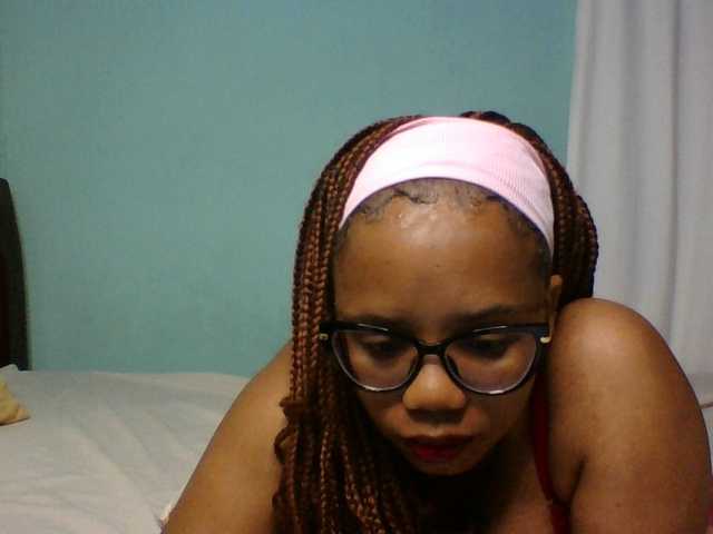 Prettyzari live cam on BongaCams