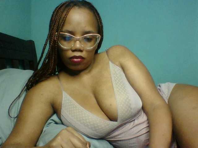 Prettyzari live cam on BongaCams