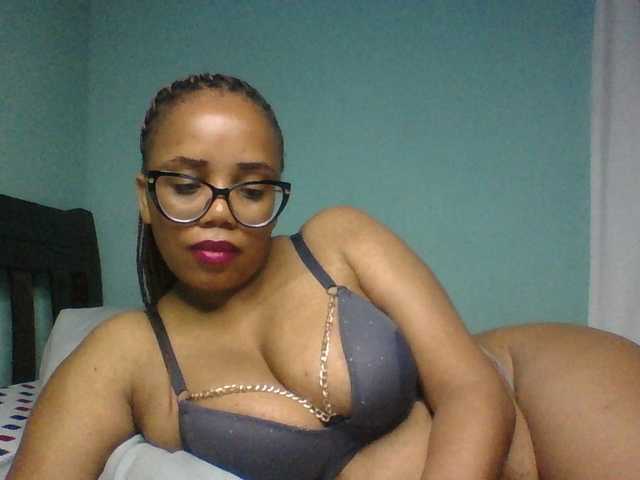 Prettyzari live cam on UnifiedCams