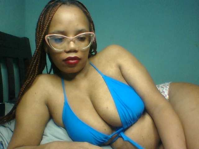Prettyzari live cam on BongaCams