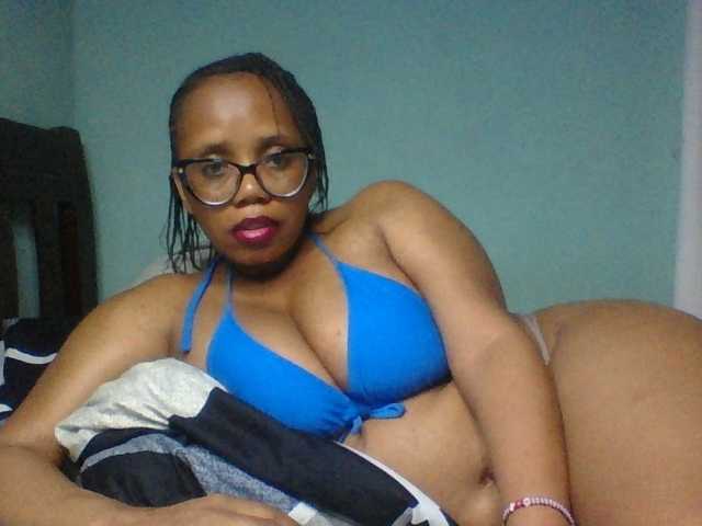 Prettyzari live cam on BongaCams