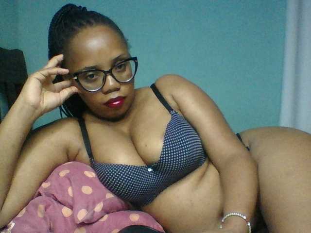 Prettyzari live cam on BongaCams