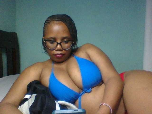 Prettyzari webcam bongacams model stream image