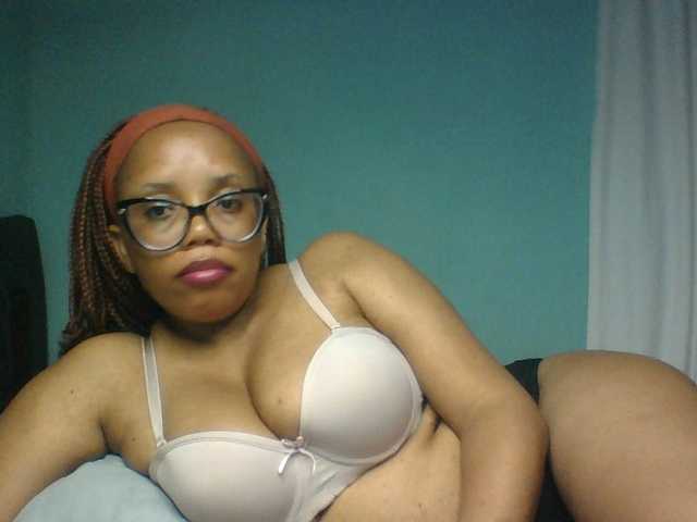 Prettyzari live cam on BongaCams