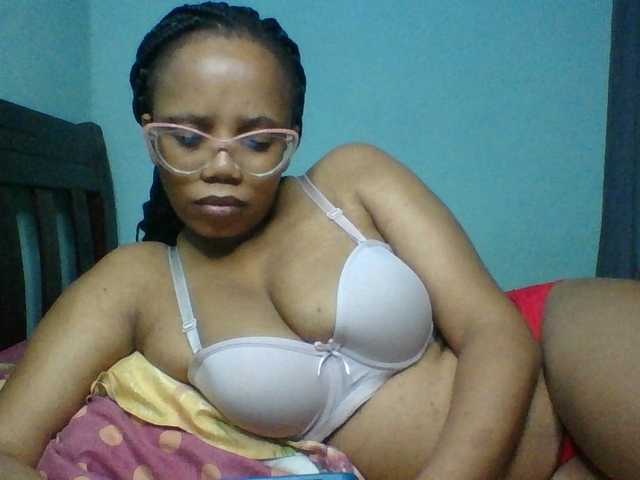 Prettyzari live cam on BongaCams
