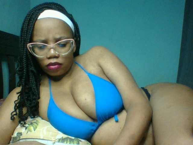 Prettyzari live cam on BongaCams