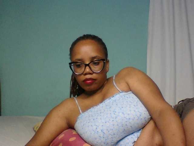 Prettyzari live cam on BongaCams