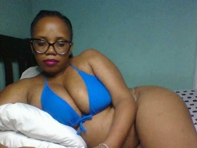 Prettyzari live cam on BongaCams