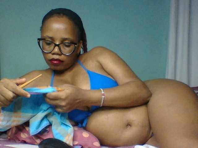 Prettyzari live cam on BongaCams
