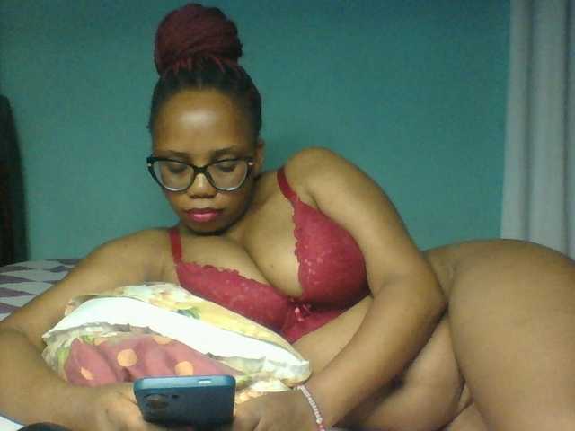 Prettyzari live cam on BongaCams