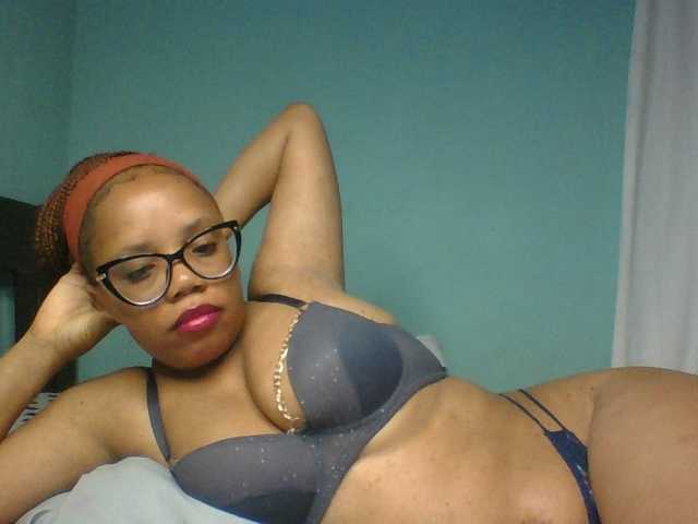 Prettyzari live cam on UnifiedCams