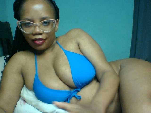 Prettyzari live cam on BongaCams