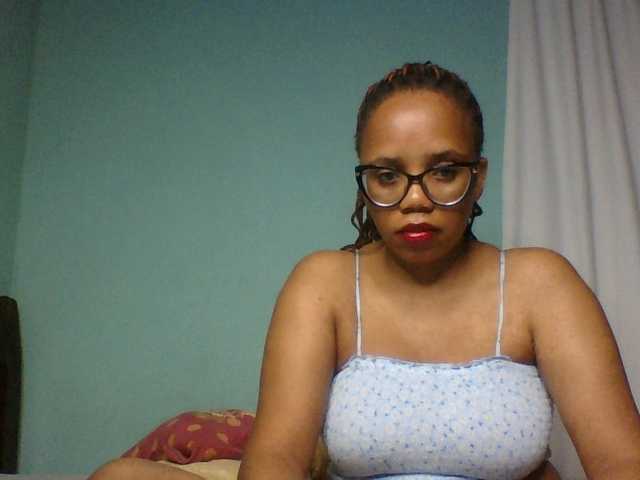 Prettyzari live cam on BongaCams