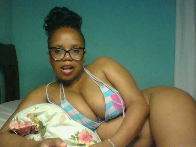 Prettyzari live cam on BongaCams