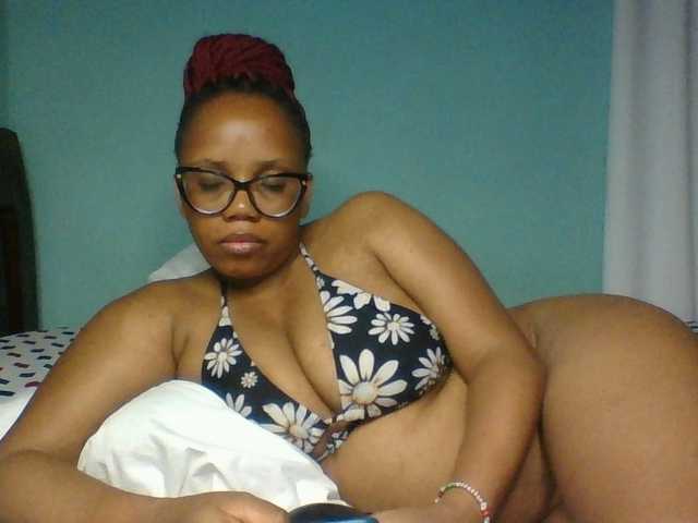 Prettyzari live cam preview