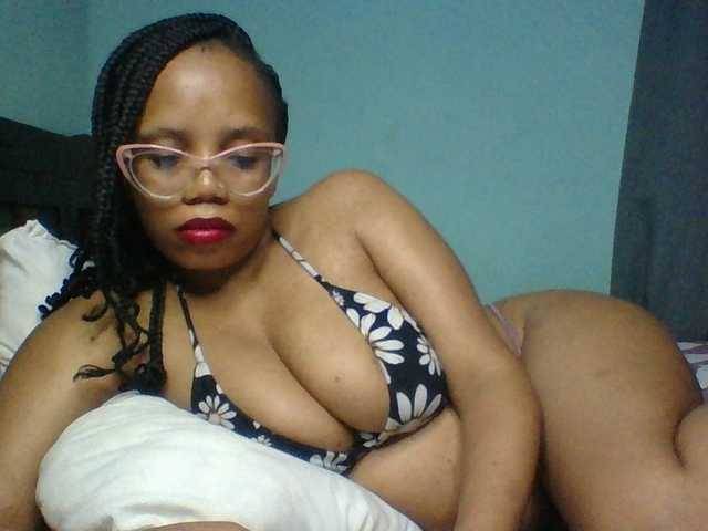 Prettyzari live cam on BongaCams
