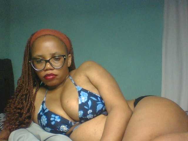 Prettyzari live cam on BongaCams