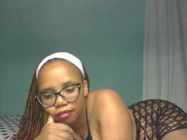 Prettyzari live cam on BongaCams