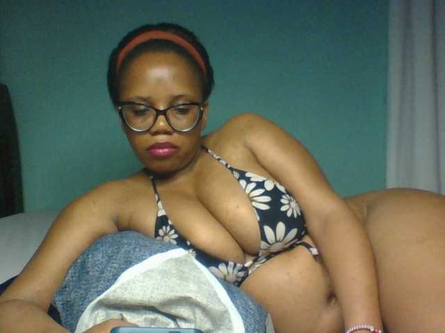 Prettyzari live cam on BongaCams
