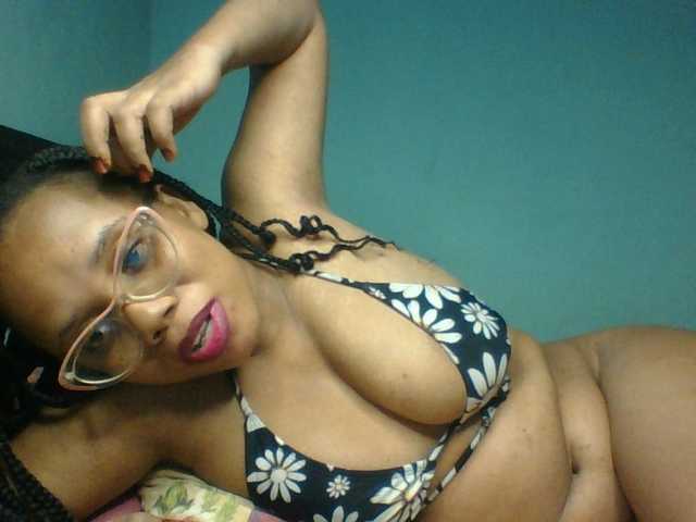 Prettyzari live cam on BongaCams