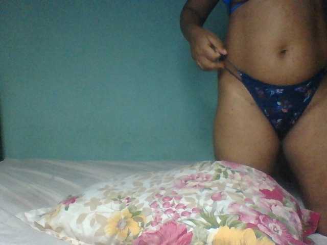 Prettyzari live cam on BongaCams