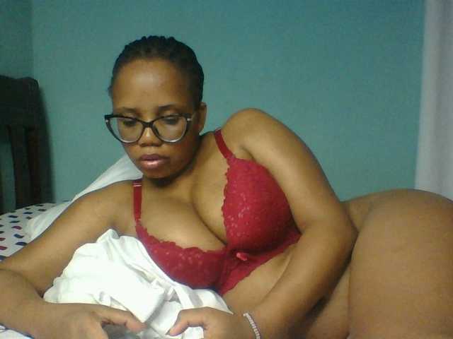 Prettyzari live cam on BongaCams