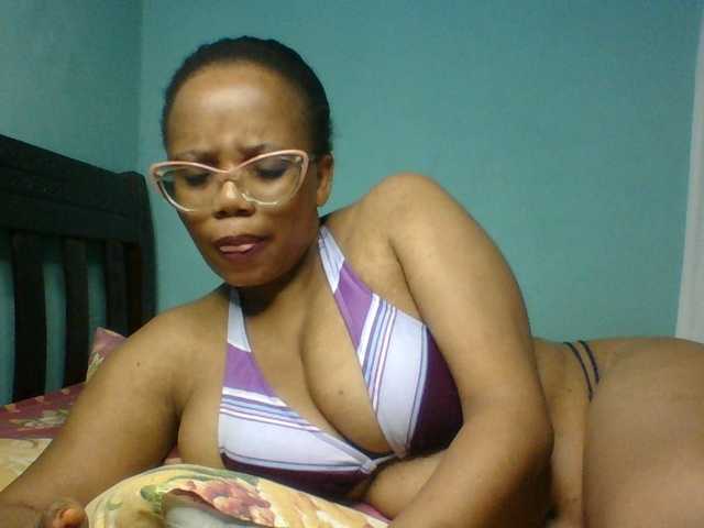 Prettyzari live cam on UnifiedCams