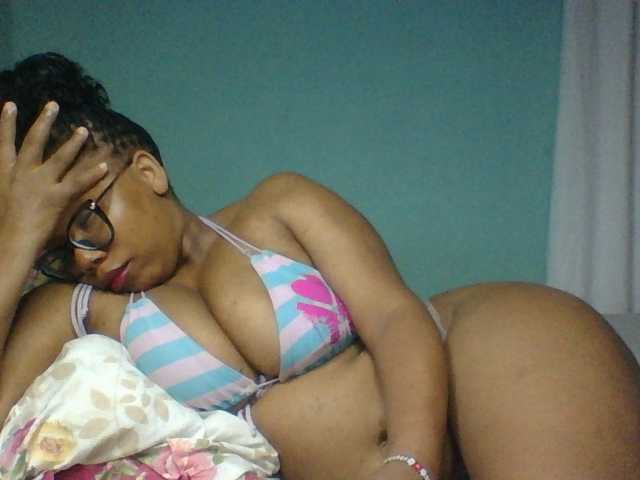 Prettyzari live cam on BongaCams