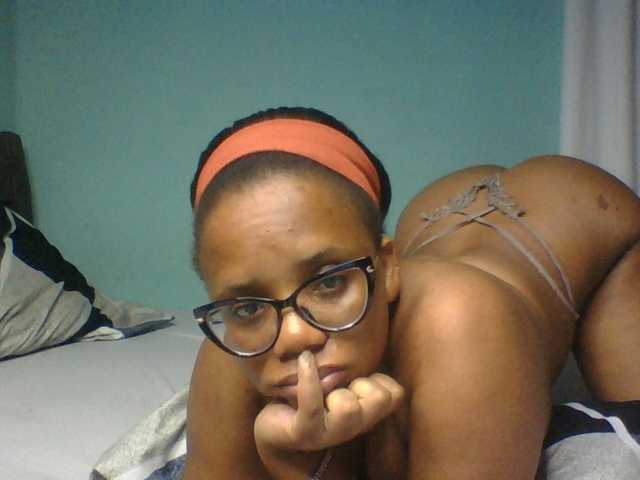 Prettyzari webcam bongacams model stream image