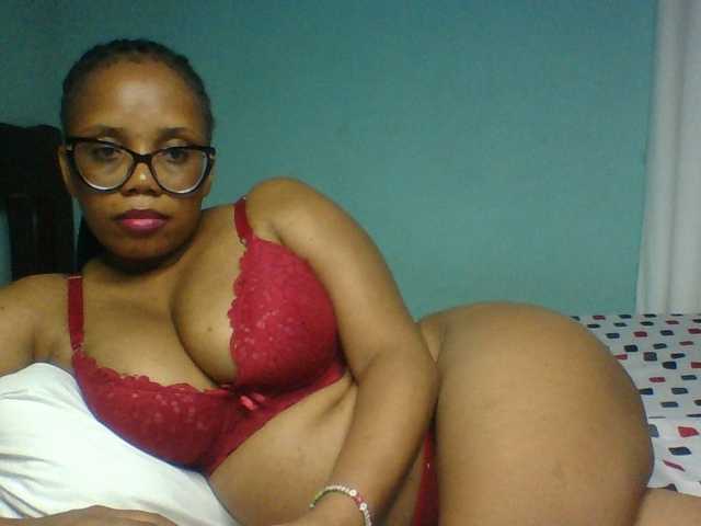 Prettyzari live cam on BongaCams
