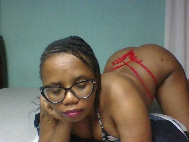 Prettyzari live cam on BongaCams