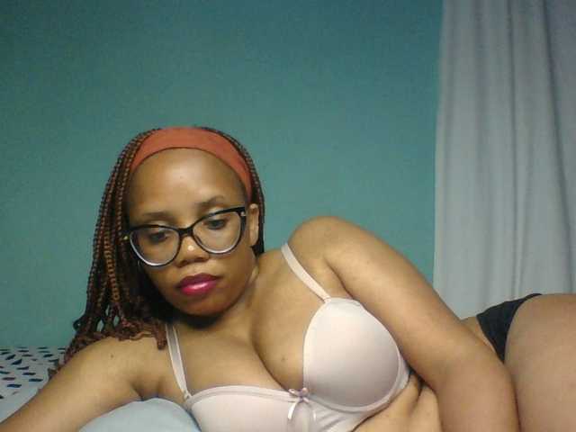 Prettyzari live cam on BongaCams