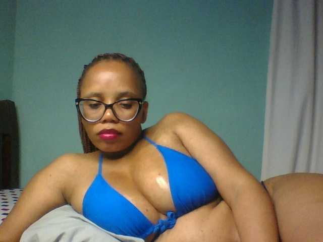 Prettyzari live cam on BongaCams