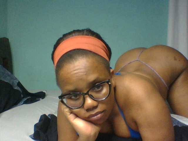 Prettyzari live cam on BongaCams