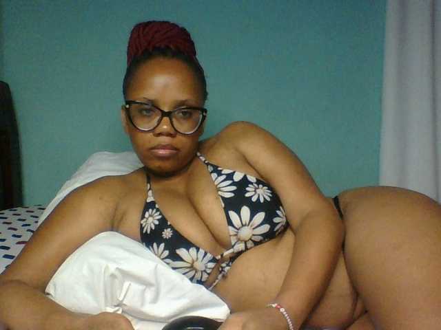Prettyzari live cam on BongaCams
