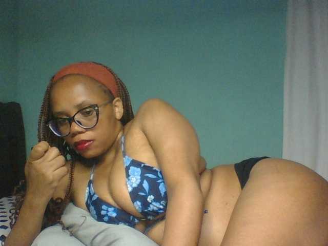 Prettyzari live cam on BongaCams