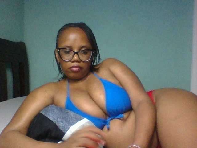 Prettyzari live cam on BongaCams