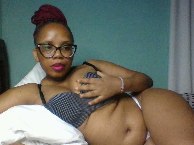Prettyzari live cam on BongaCams