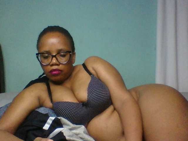 Prettyzari webcam bongacams model stream image