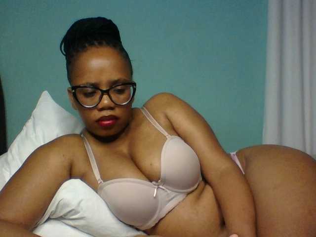 Prettyzari live cam on BongaCams