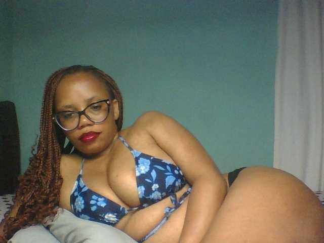 Prettyzari live cam on BongaCams