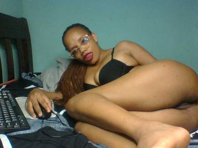 Prettyzari live cam on BongaCams