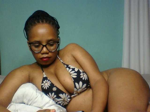 Prettyzari live cam on BongaCams