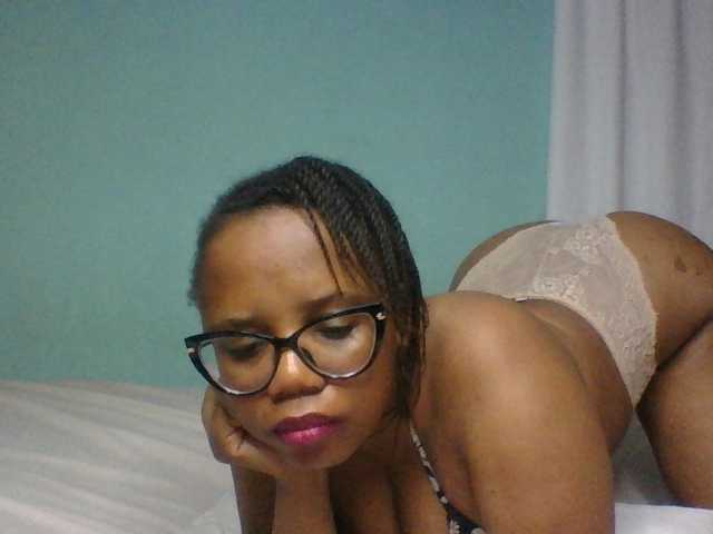 Prettyzari, live now on BongaCams