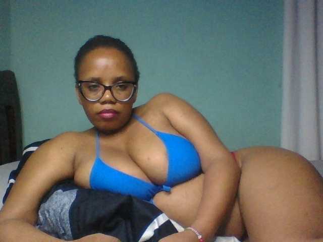 Prettyzari webcam bongacams model stream image