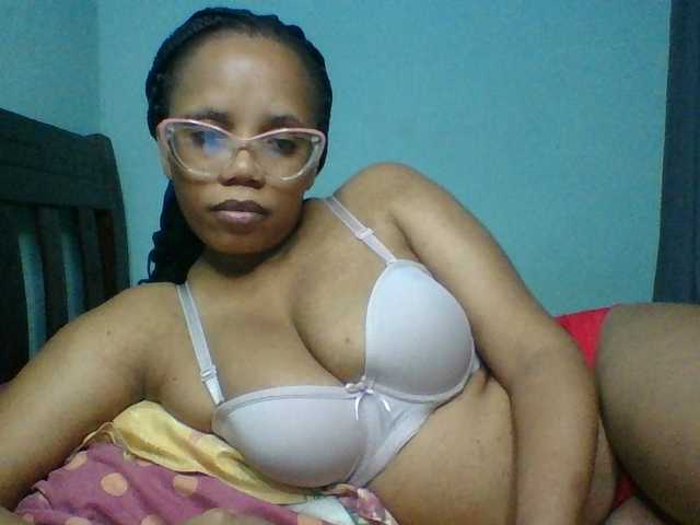 Prettyzari live cam on BongaCams