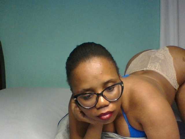 Prettyzari live cam on BongaCams