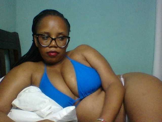 Prettyzari live cam on BongaCams