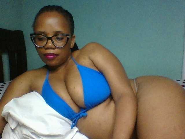 Prettyzari live cam on BongaCams